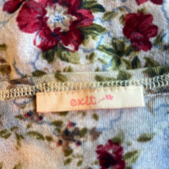 Beautiful Floral Lace Top - Picture 7 of 7